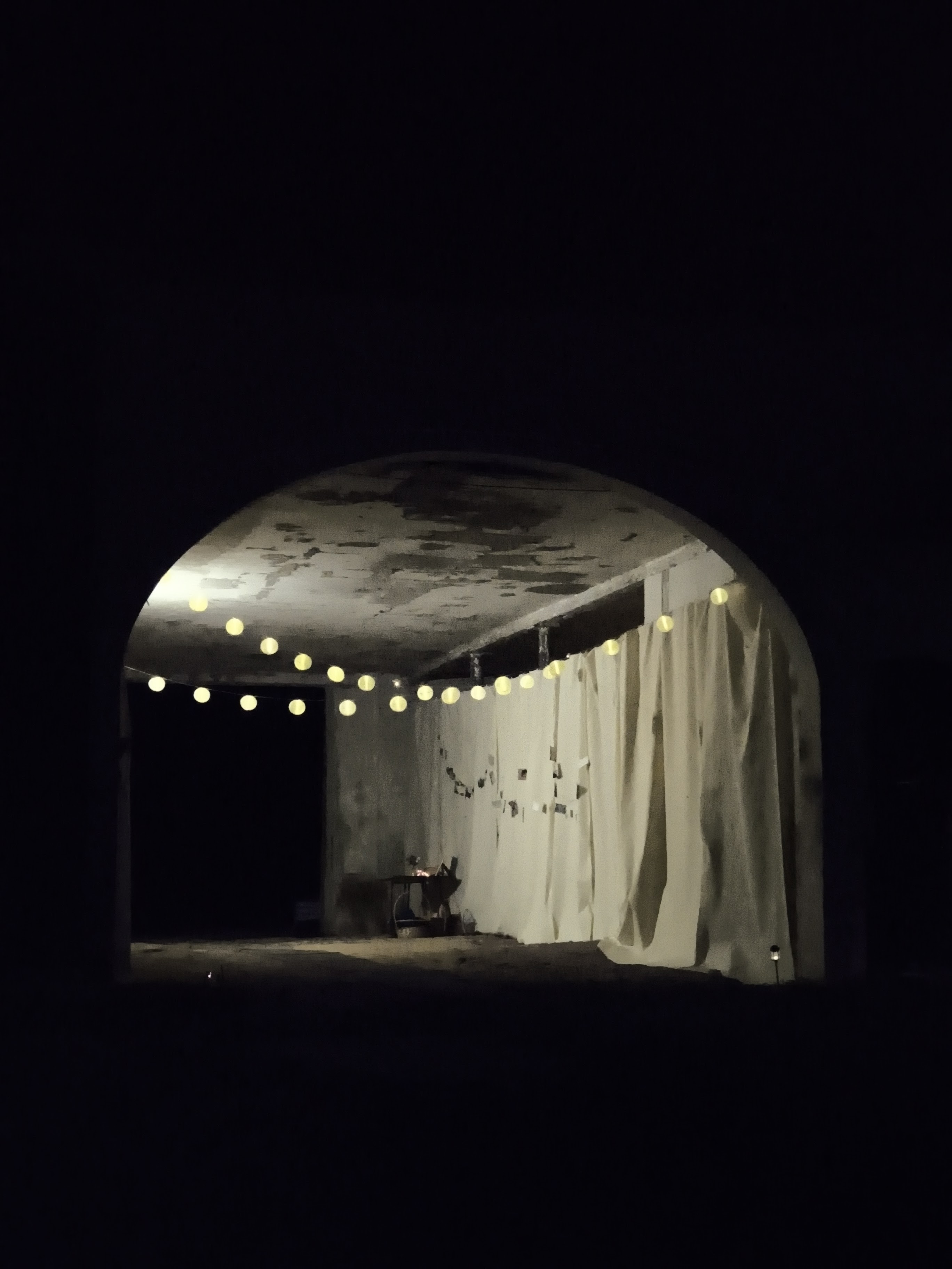 svatební průchod v noci